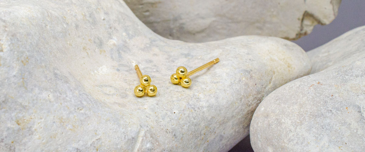 Yellow gold stud earrings under 500