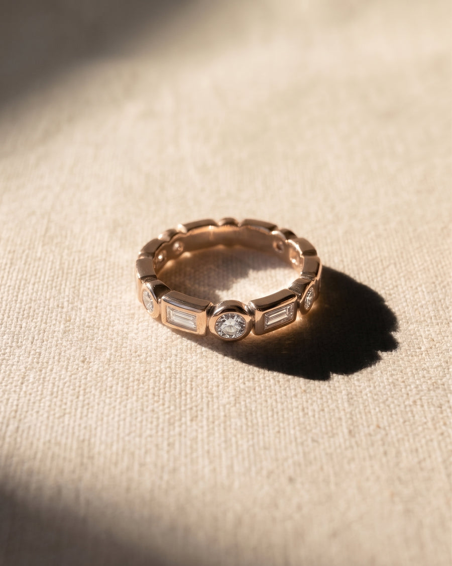 18ct rose gold full eternity ring with alternating baguette and round brilliant cut diamonds.