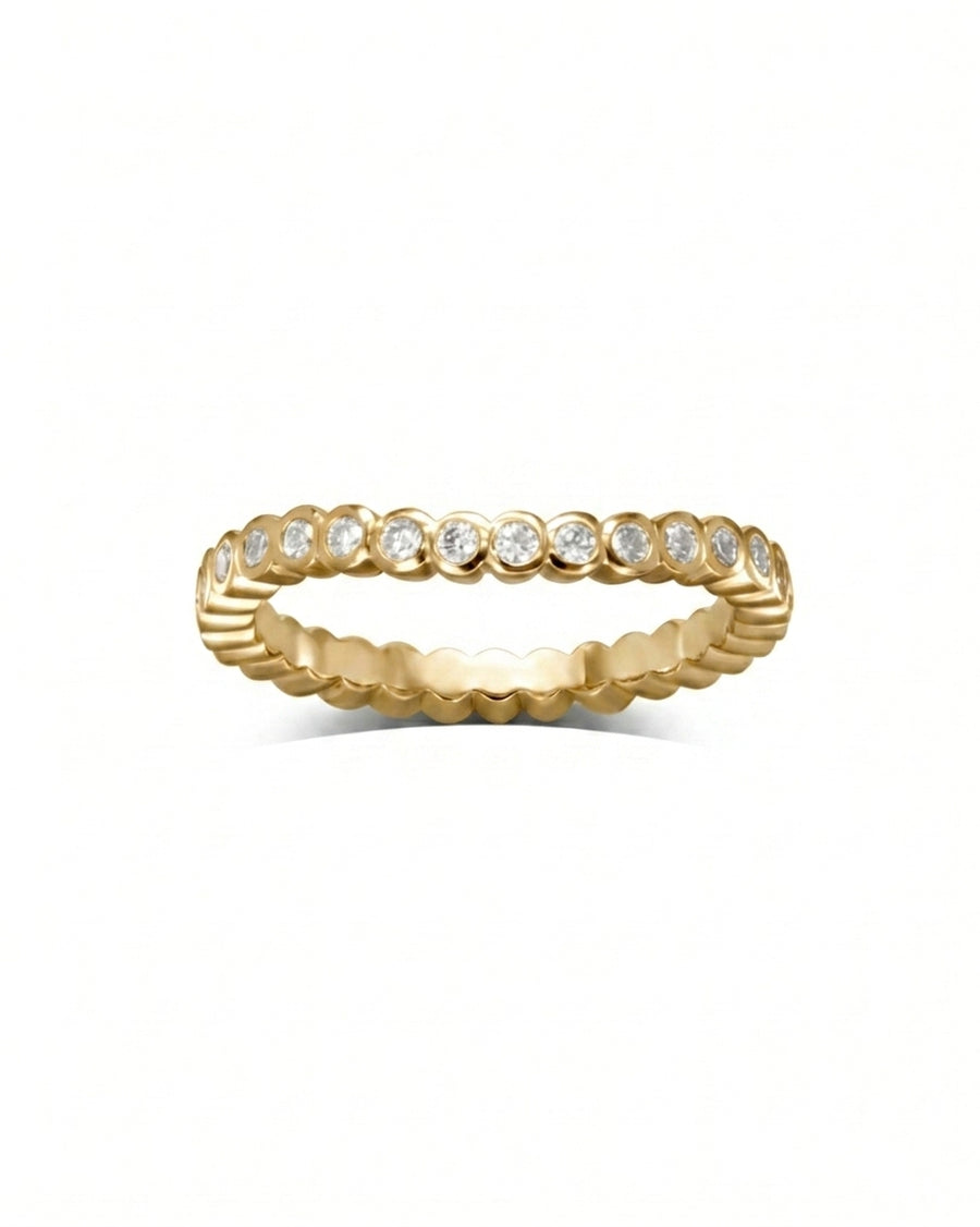 18ct yellow gold wedding band with bezel-set round diamonds.