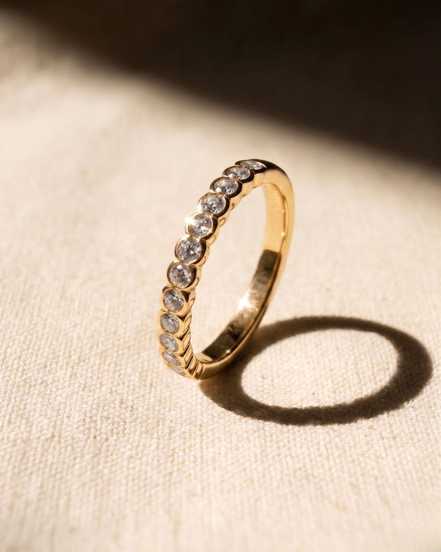 18ct yellow gold ring with a scalloped edge and round diamonds.