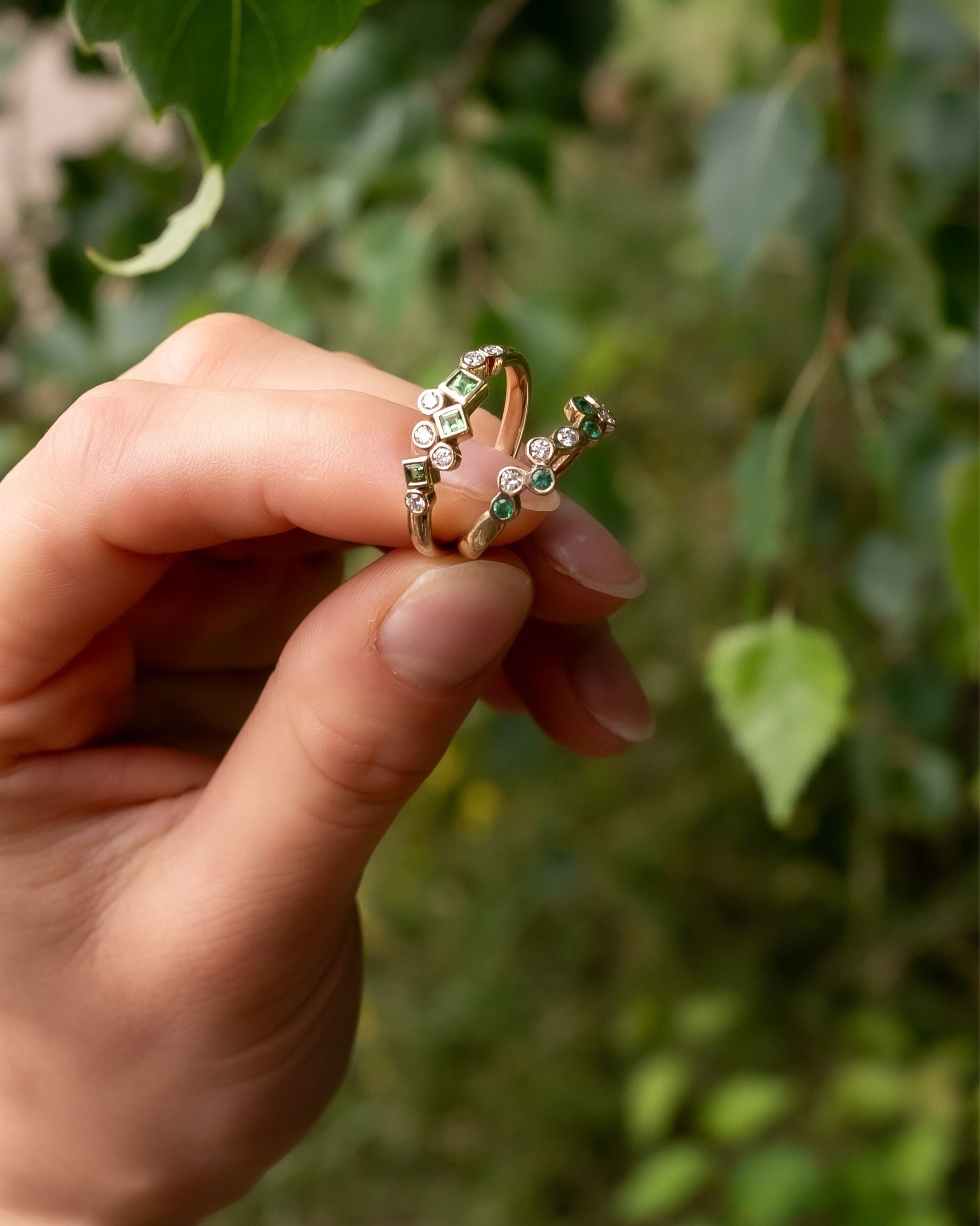 emerlad water bubbles rings being held