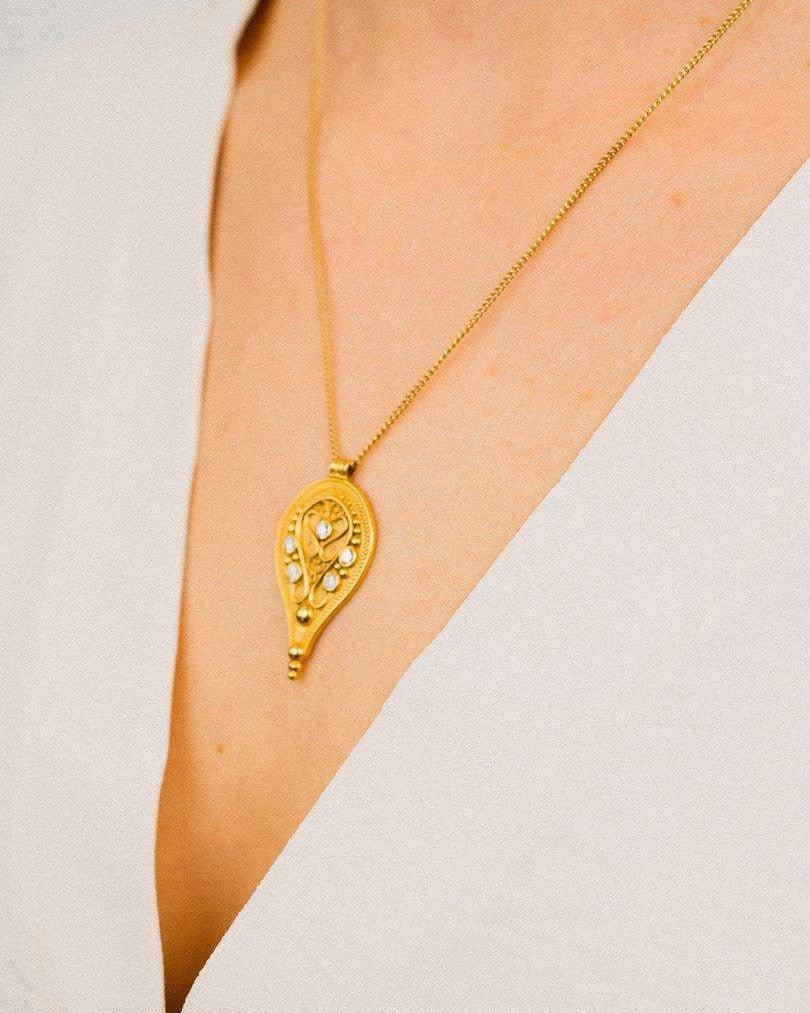 Elegant pear-shaped yellow gold filigree pendant necklace with white gemstone accents