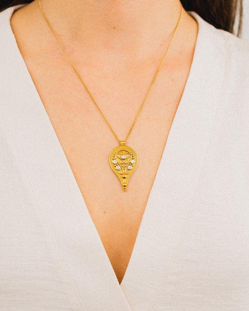 Pear-shaped filigree yellow gold pendant necklace with emerald and diamonds