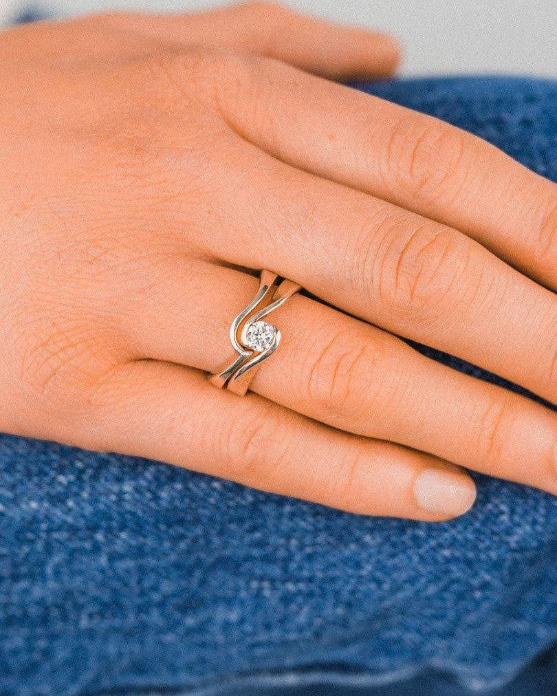 Alliance de fiançailles et de mariage en forme de diamant à torsade plate