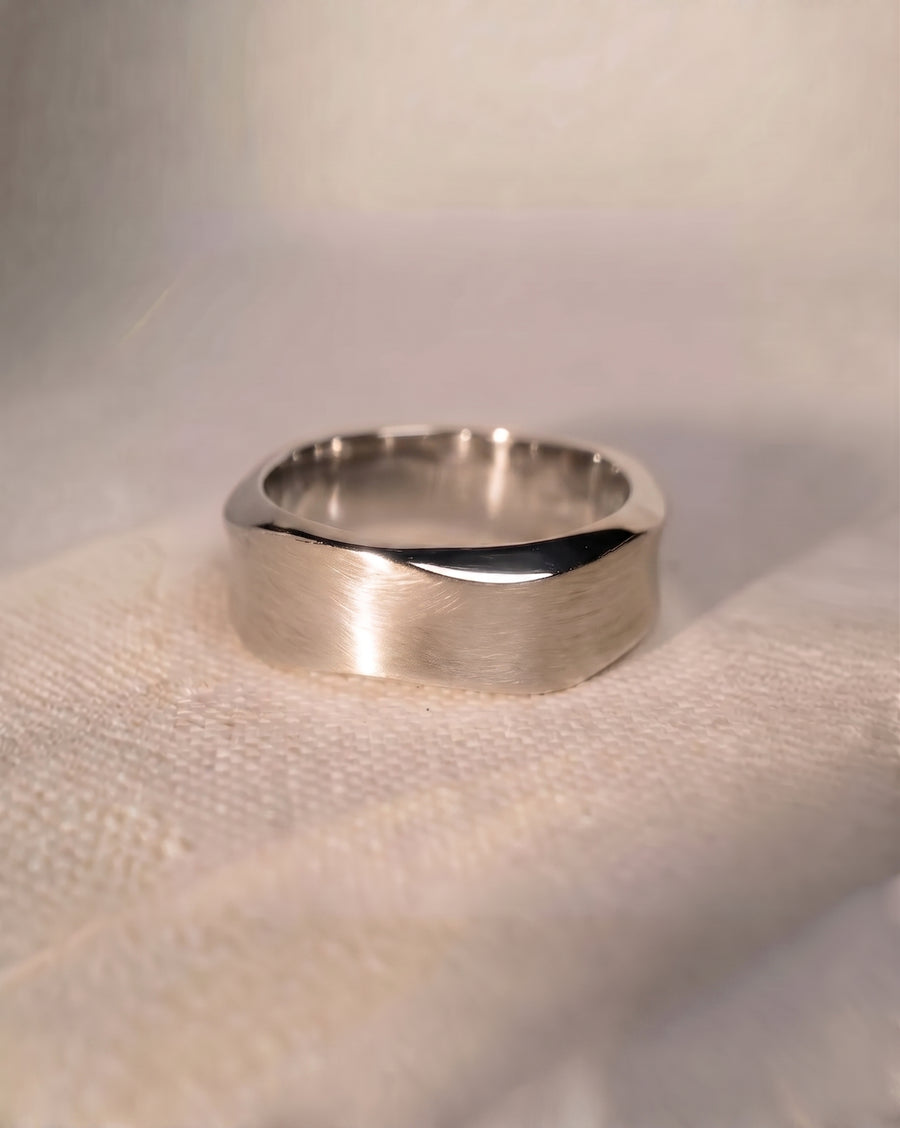 Men's 9ct white gold 4mm wedding ring with side hammered brushed finish.