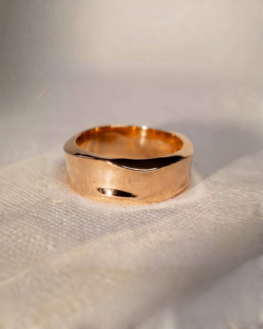 9ct rose gold 4mm men's wedding ring with a side hammered design.