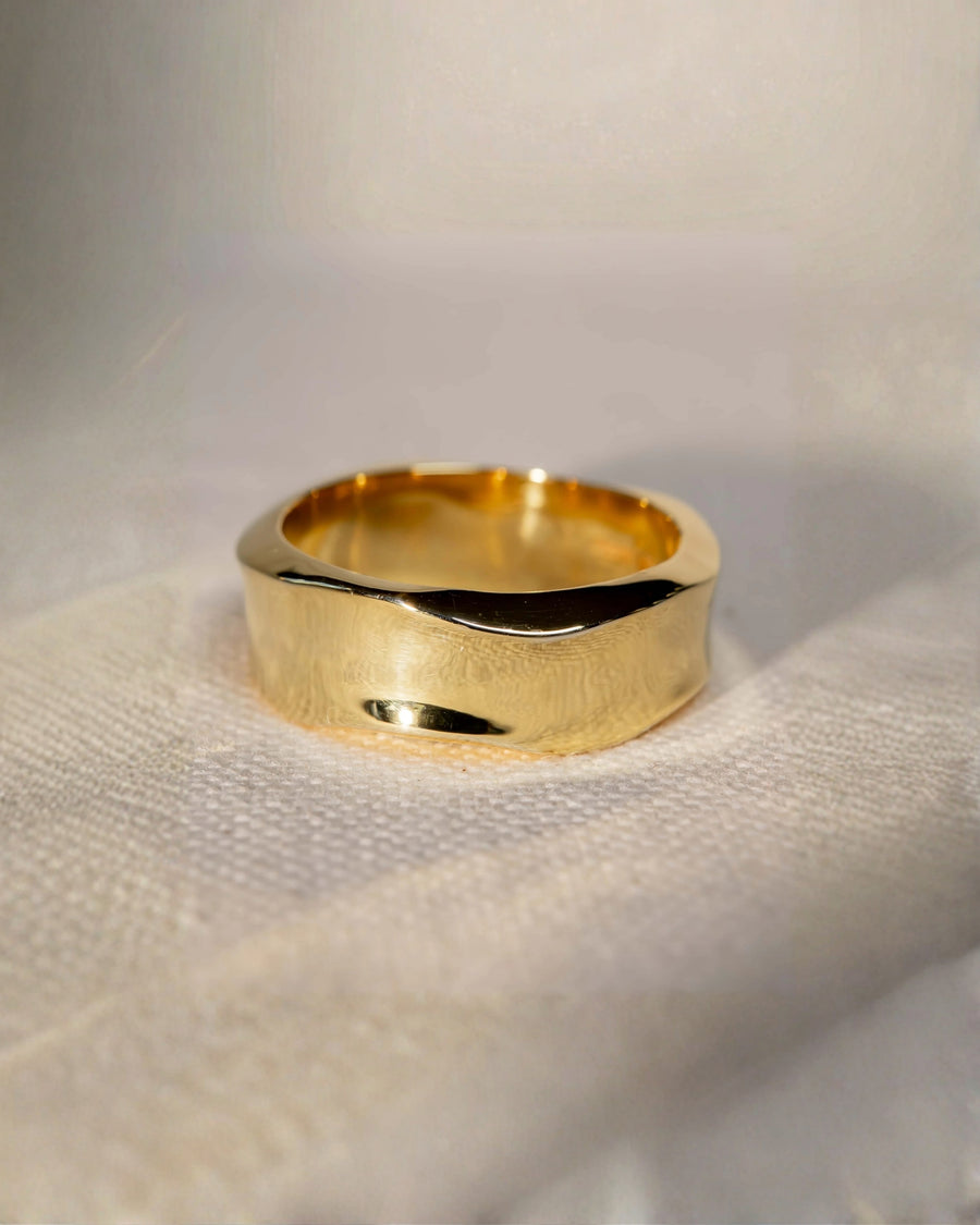 9ct yellow gold 4mm men's wedding ring with a side hammered design.