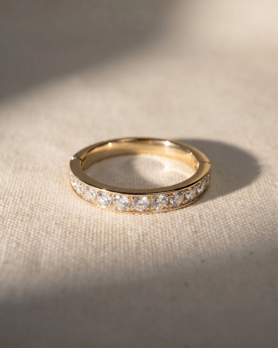 18ct yellow gold hinged ring with pavé diamonds.