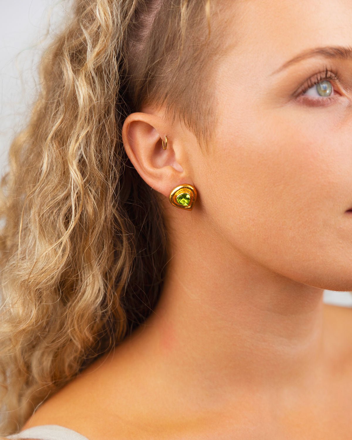Roman Hammered Yellow Gold Peridot Stud Earrings Earrings Pruden and Smith