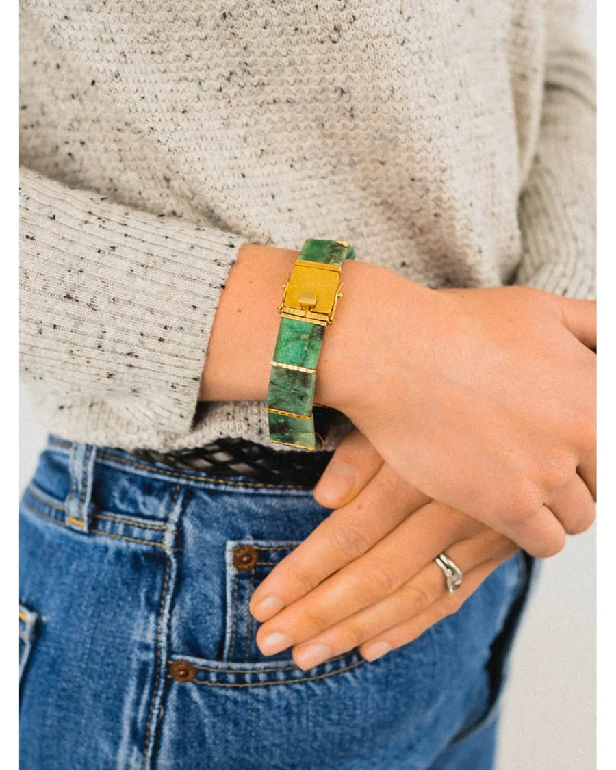 Woman wearing a rough Brazilian emerald and gold bracelet with casual outfit