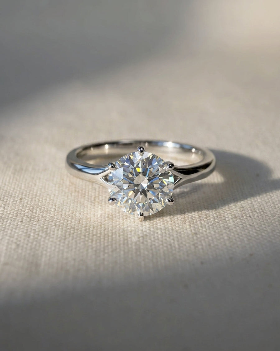 Platinum round cut tulip claw engagement ring with a 1ct lab-grown diamond.