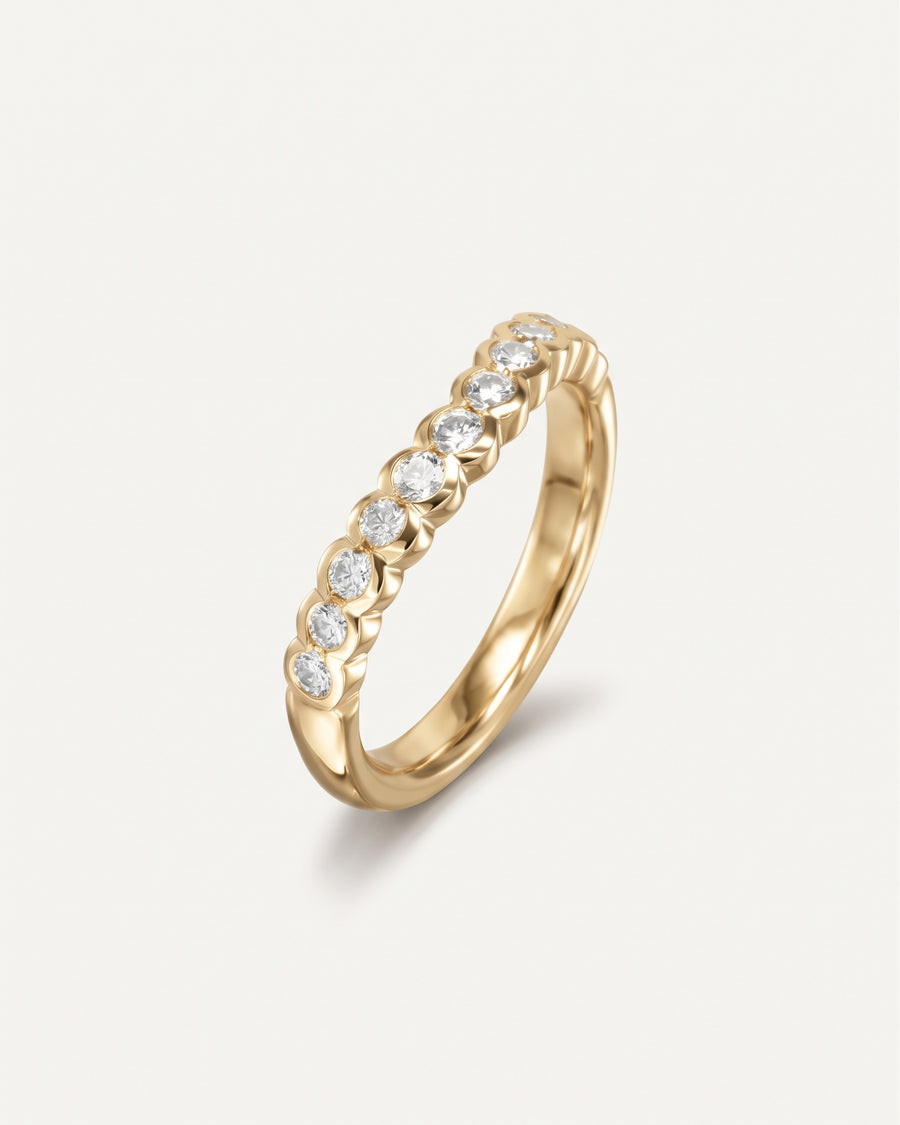 9ct yellow gold wedding band featuring a scalloped design set with round lab-grown diamonds.