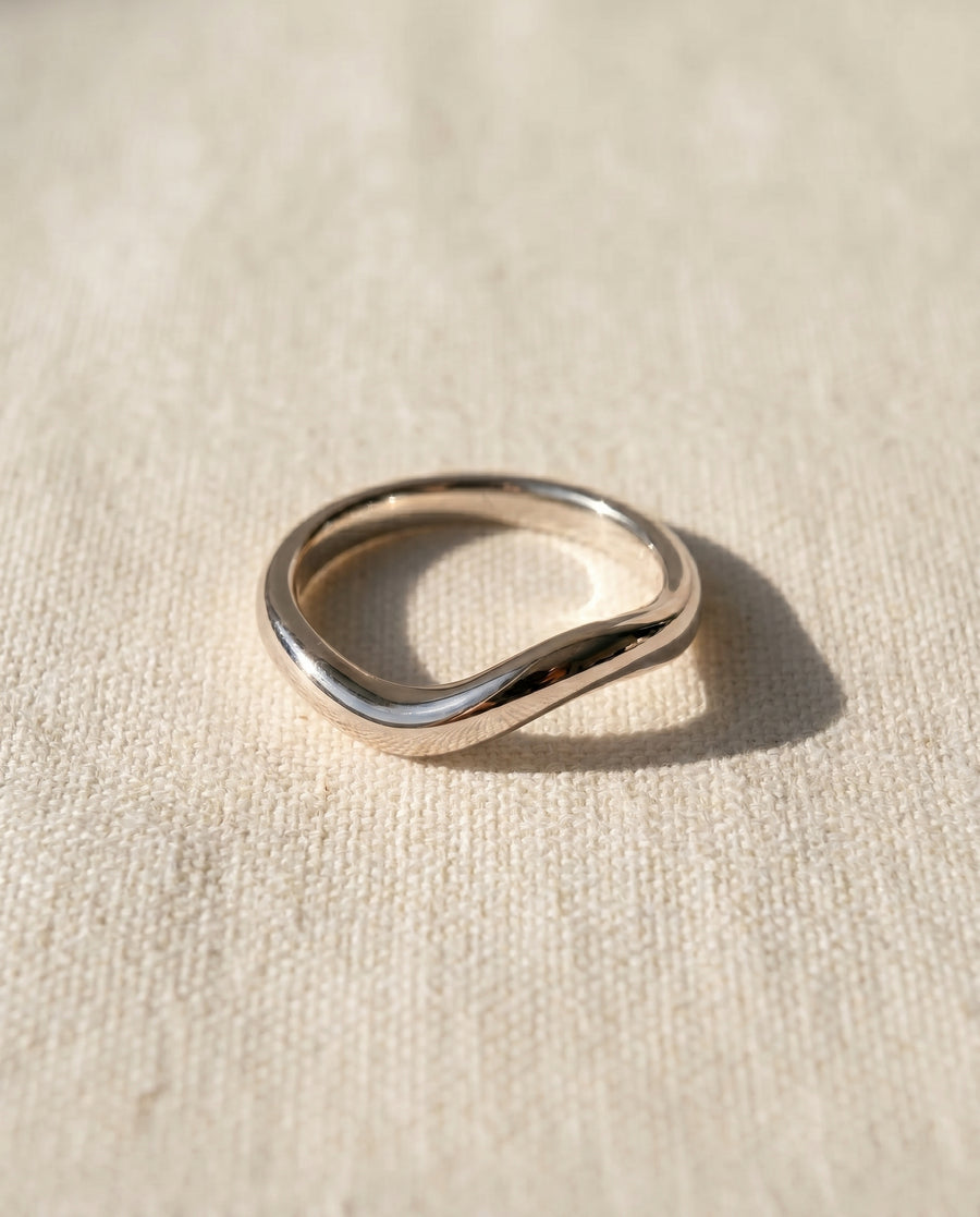 9ct white gold 2mm shaped court wedding ring.