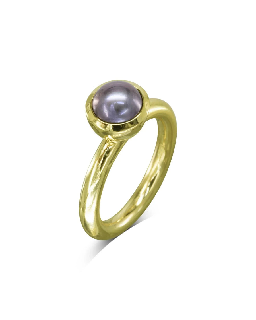 9ct yellow gold ring with a round black Akoya pearl.