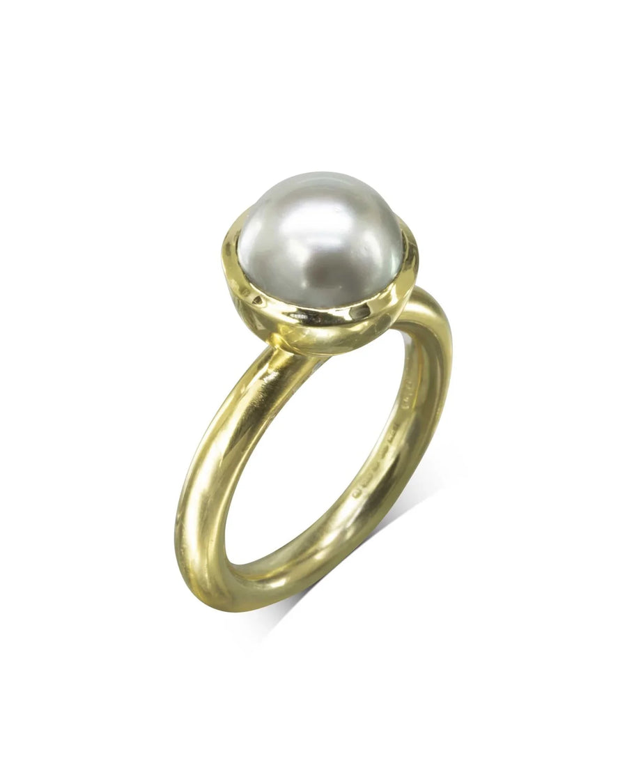 9ct yellow gold ring with a single round grey 10mm freshwater pearl.