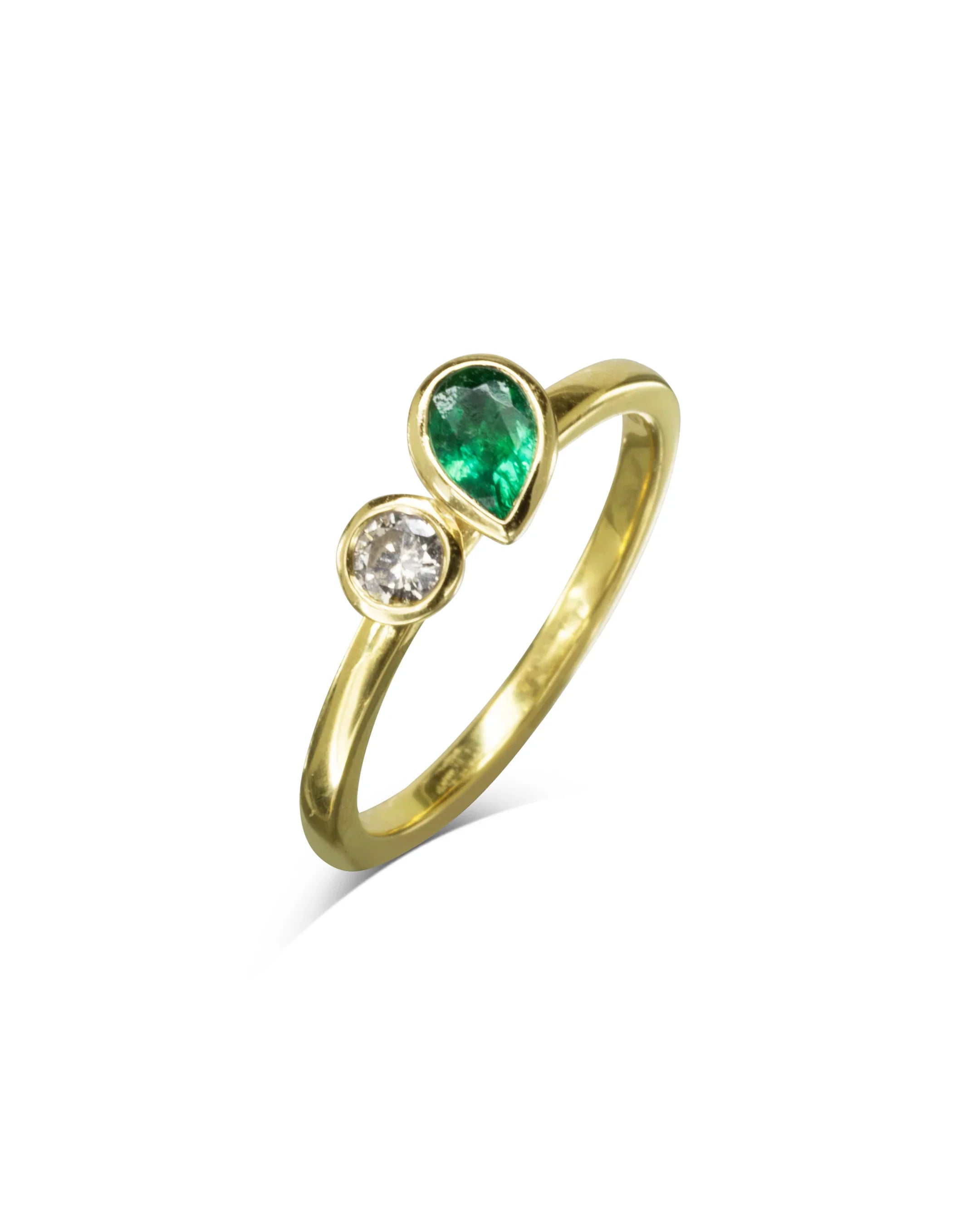 Gold Toi et Moi ring with a pear-cut emerald and a round diamond.