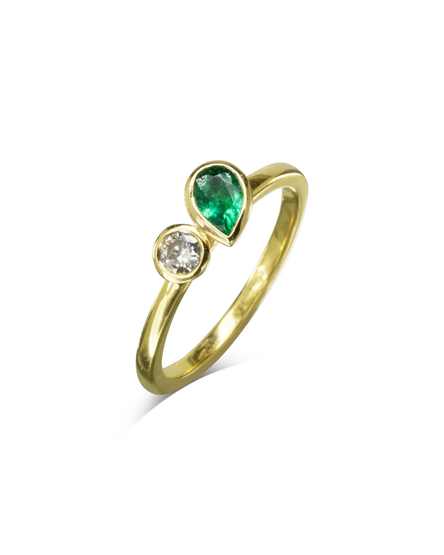 Gold Toi et Moi ring with a pear-cut emerald and a round diamond.