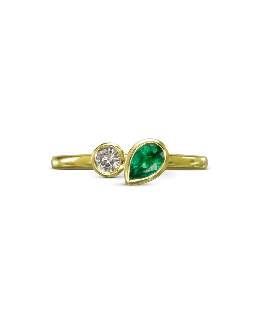 Gold Toi et Moi ring with a round diamond and a pear-shaped emerald.