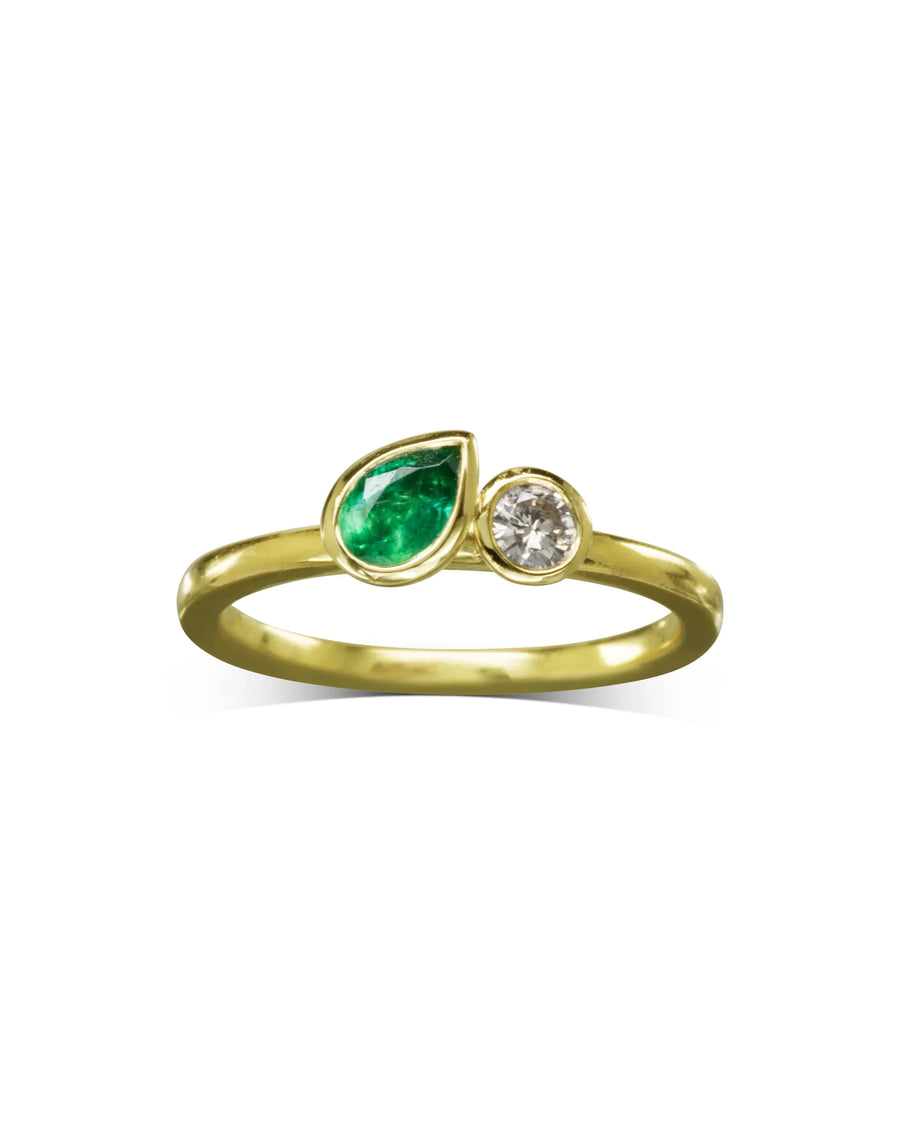 Gold Toi et Moi ring with a pear-cut emerald and a round diamond.
