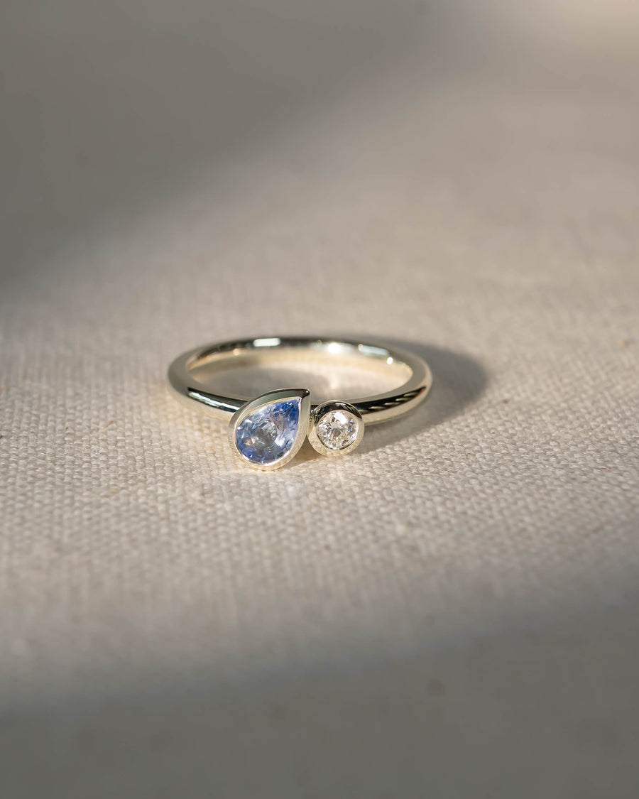 9ct white gold ring with a pear-shaped aquamarine and round diamond.