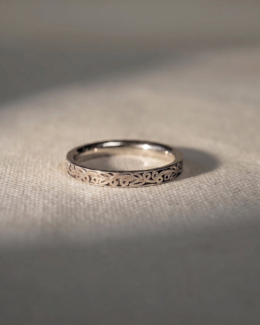 9ct white gold 3mm carved vintage wedding ring.